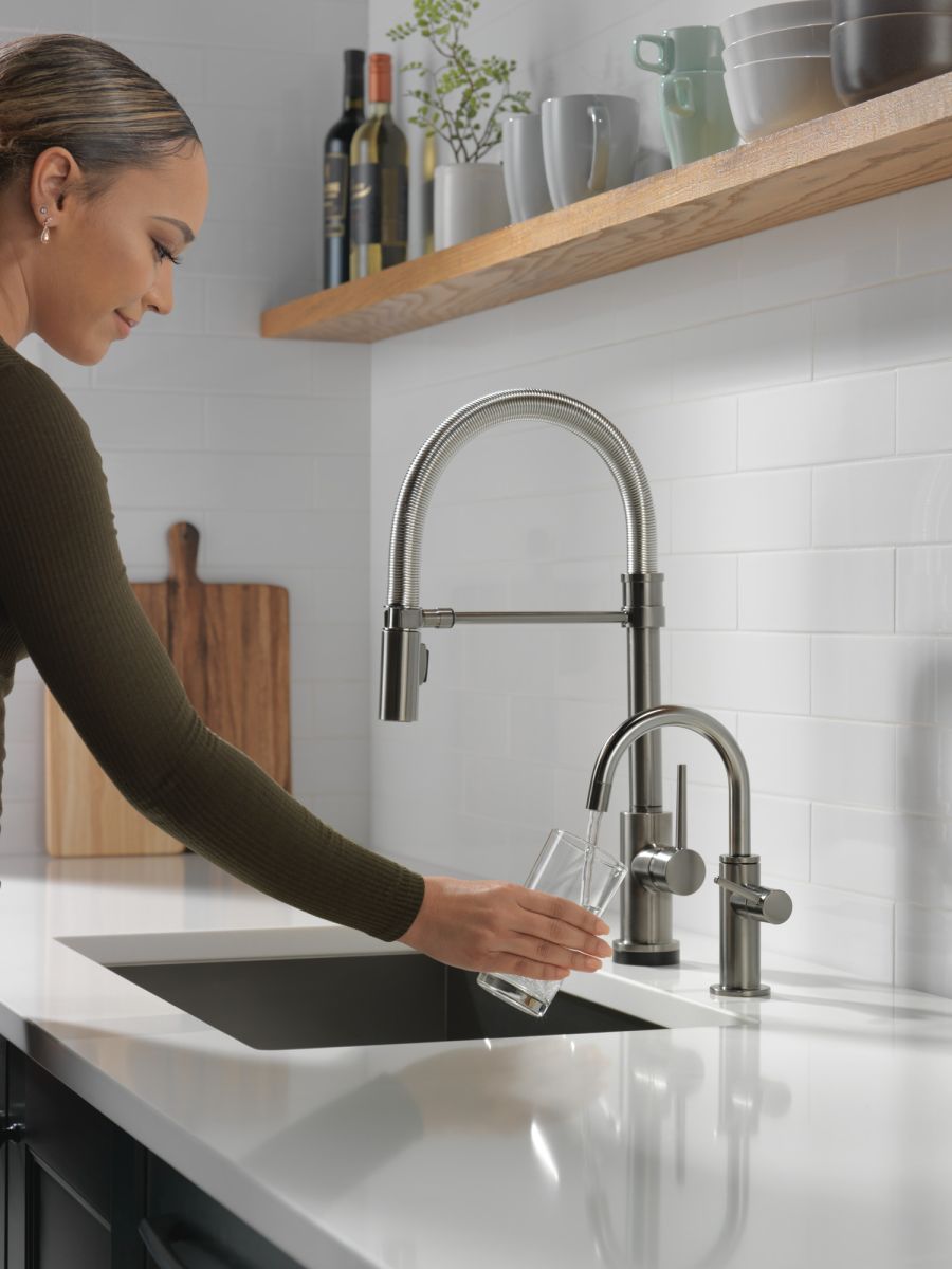 DELTA Trinsic Single-Handle Pull-Down Spring Kitchen Faucet with Touch2O Technology — Black Stainless