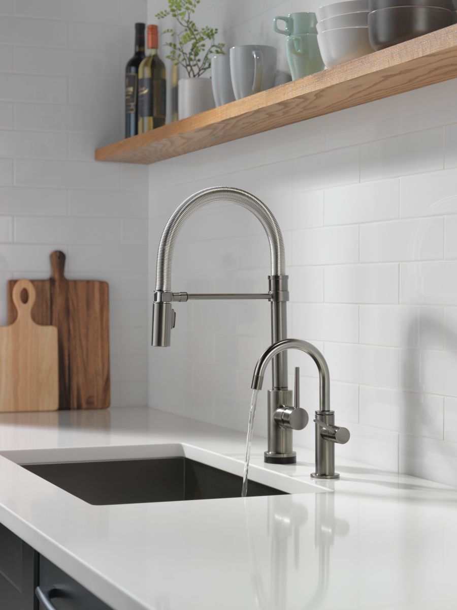 DELTA Trinsic Single-Handle Pull-Down Spring Kitchen Faucet with Touch2O Technology — Black Stainless