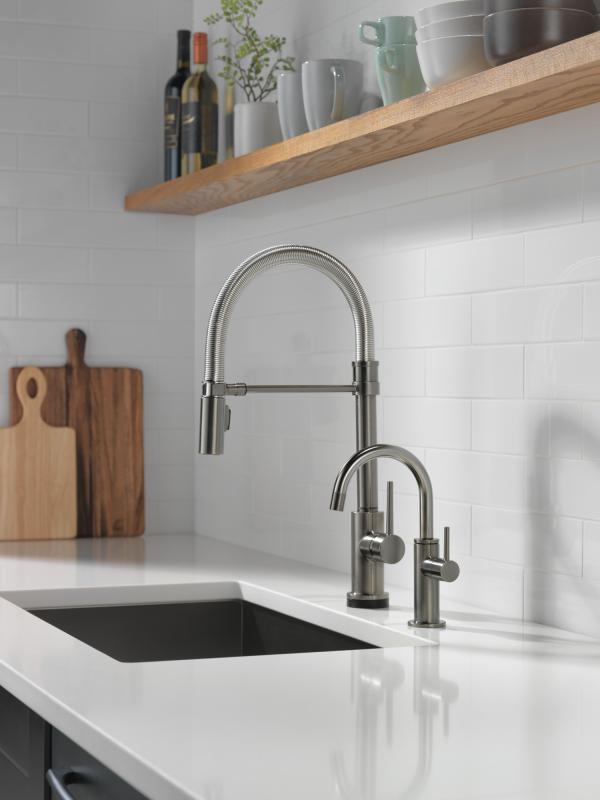 DELTA Trinsic Single-Handle Pull-Down Spring Kitchen Faucet with Touch2O Technology — Black Stainless