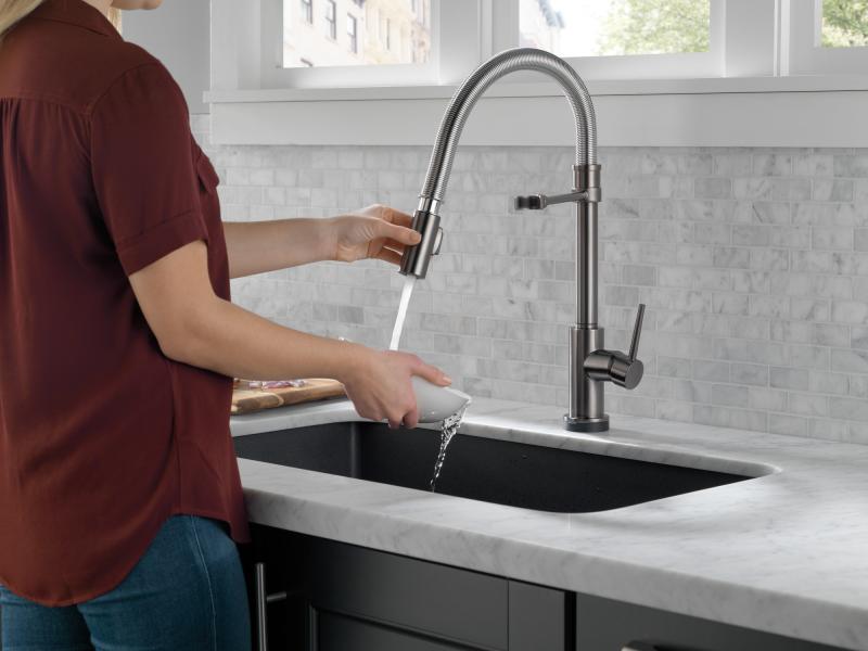 DELTA Trinsic Single-Handle Pull-Down Spring Kitchen Faucet with Touch2O Technology — Black Stainless