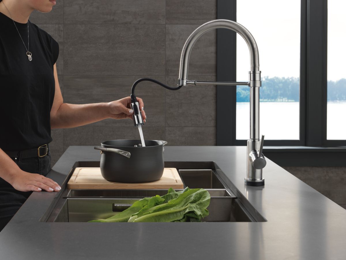 DELTA Trinsic Touch2O Technology Kitchen Faucet with Touchless Technology — Arctic Stainless