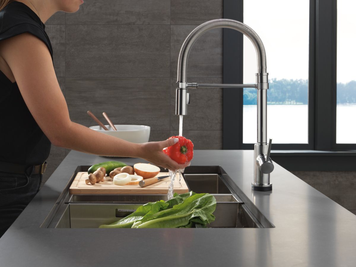 DELTA Trinsic Touch2O Technology Kitchen Faucet with Touchless Technology — Arctic Stainless