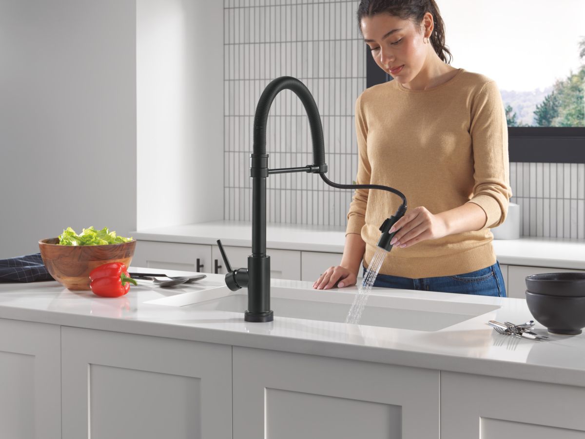 DELTA Trinsic Touch2O Technology Kitchen Faucet with Touchless Technology — Matte Black