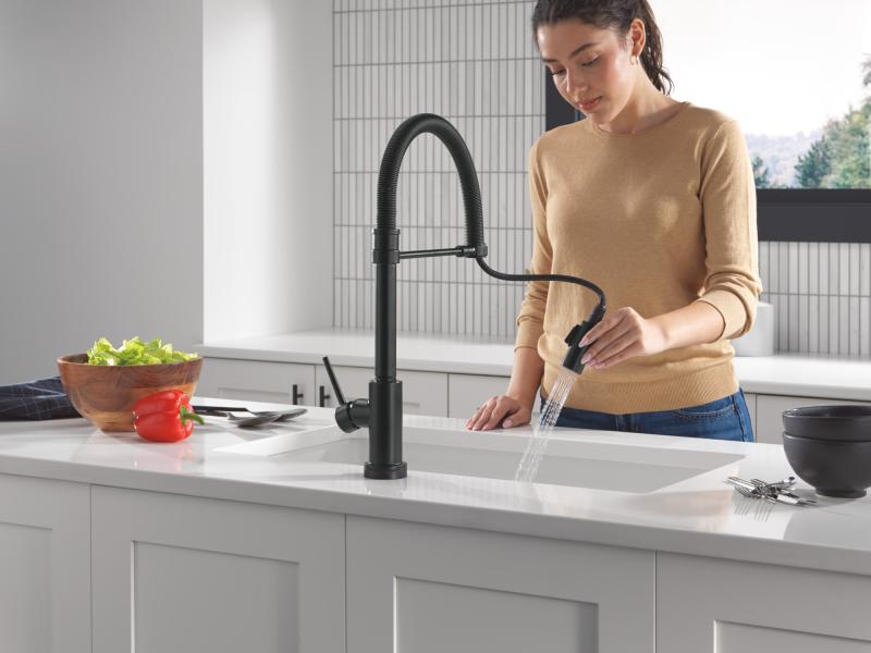 DELTA Trinsic Touch2O Technology Kitchen Faucet with Touchless Technology — Matte Black