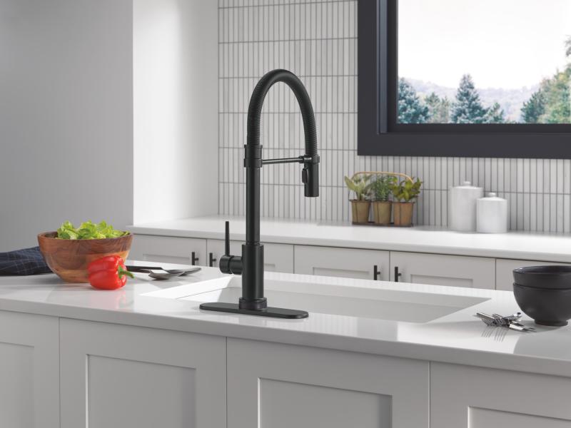 DELTA Trinsic Touch2O Technology Kitchen Faucet with Touchless Technology — Matte Black