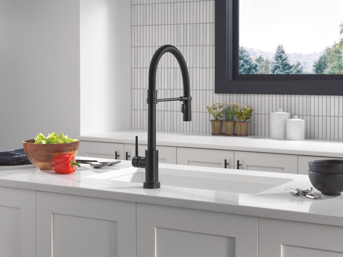 DELTA Trinsic Touch2O Technology Kitchen Faucet with Touchless Technology — Matte Black