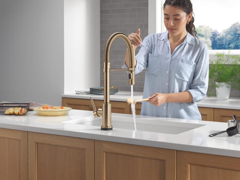 DELTA Trinsic Touch2O Technology Kitchen Faucet with Touchless Technology — Champagne Bronze