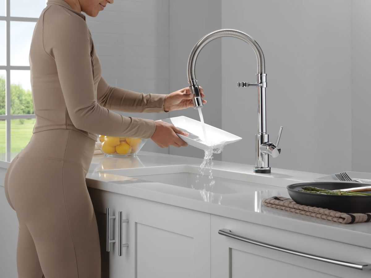 DELTA Trinsic Touch2O Technology Kitchen Faucet with Touchless Technology — Chrome