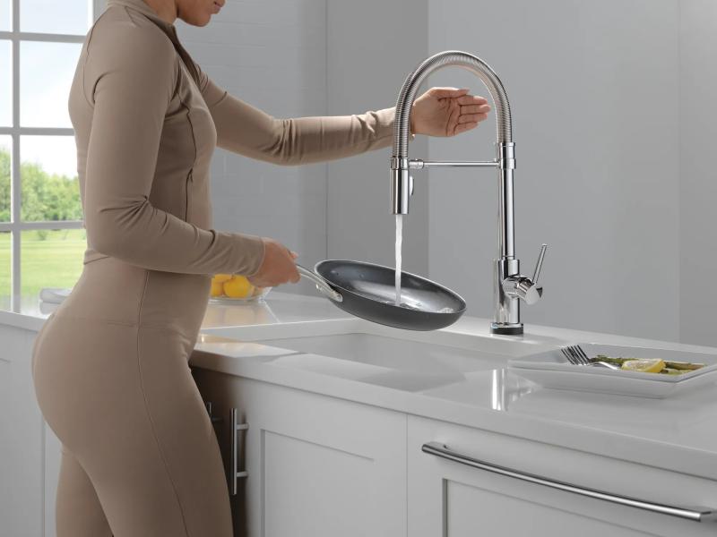 DELTA Trinsic Touch2O Technology Kitchen Faucet with Touchless Technology — Chrome