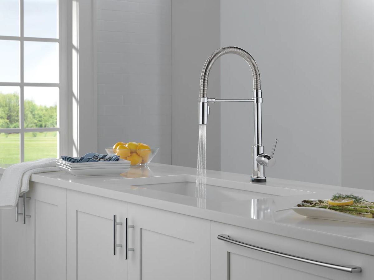 DELTA Trinsic Touch2O Technology Kitchen Faucet with Touchless Technology — Chrome