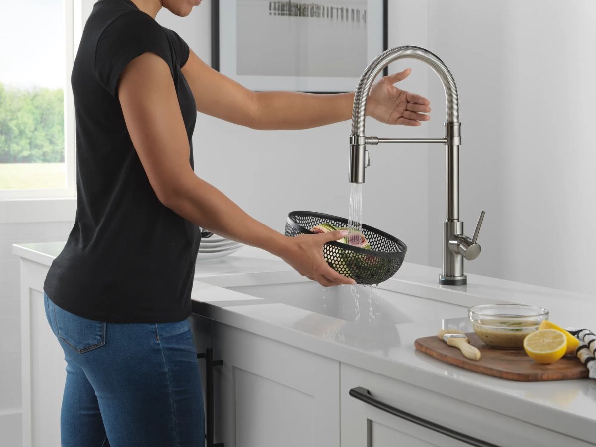 DELTA Trinsic Touch2O Technology Kitchen Faucet with Touchless Technology — Black Stainless