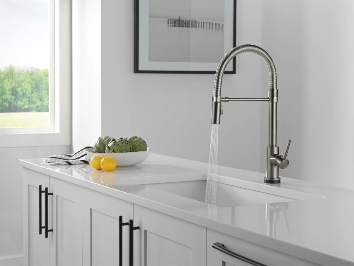 DELTA Trinsic Touch2O Technology Kitchen Faucet with Touchless Technology — Black Stainless