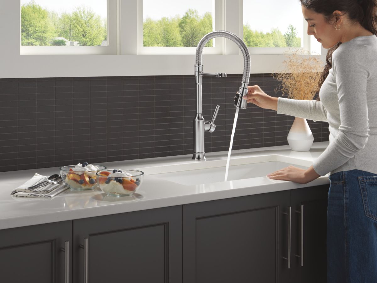 DELTA Renaldi Single-Handle Pull-Down Spring Kitchen Faucet — Lumicoat® Arctic Stainless
