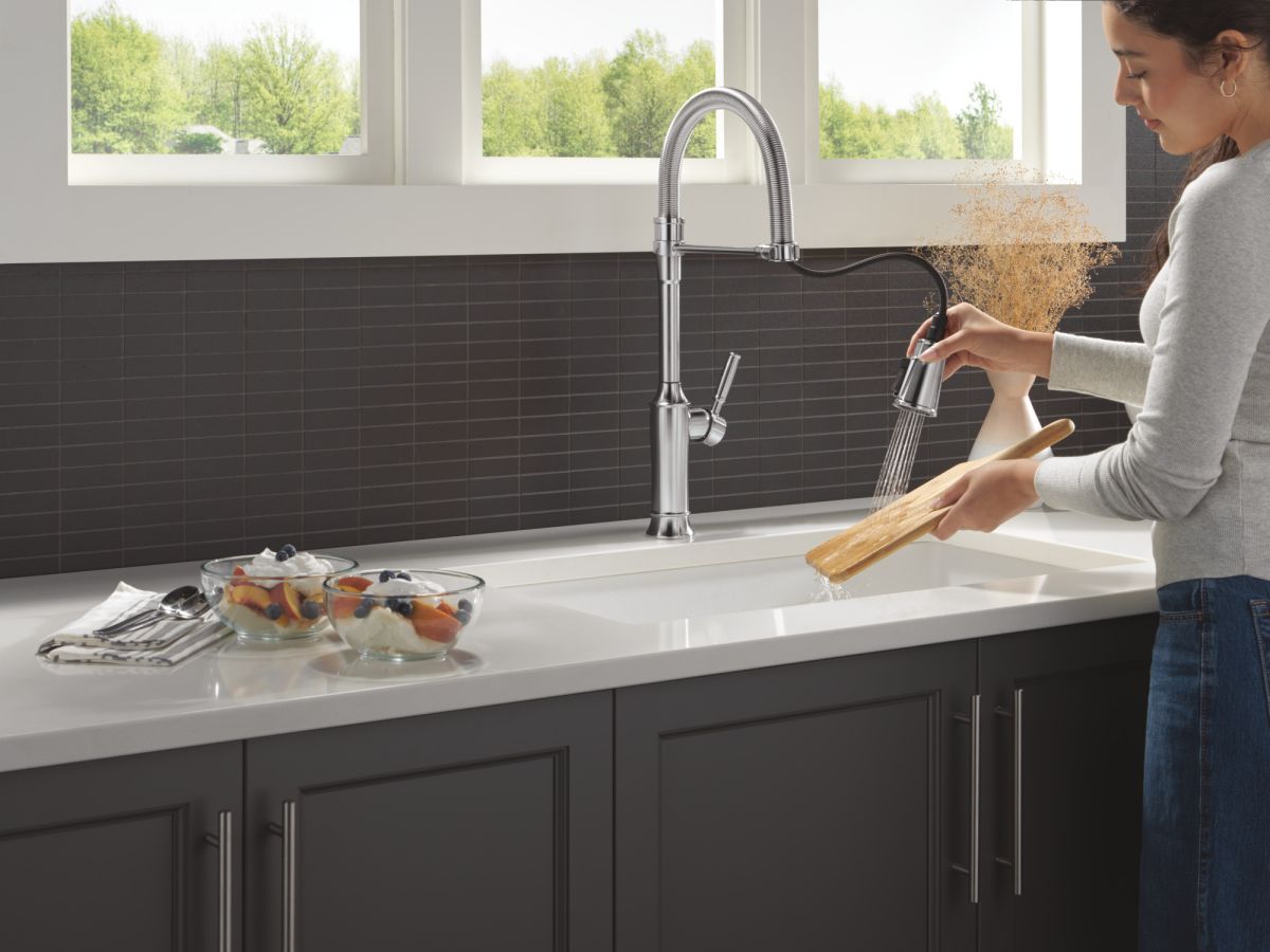 DELTA Renaldi Single-Handle Pull-Down Spring Kitchen Faucet — Lumicoat® Arctic Stainless