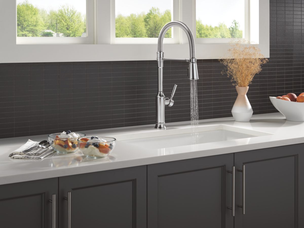 DELTA Renaldi Single-Handle Pull-Down Spring Kitchen Faucet — Lumicoat® Arctic Stainless