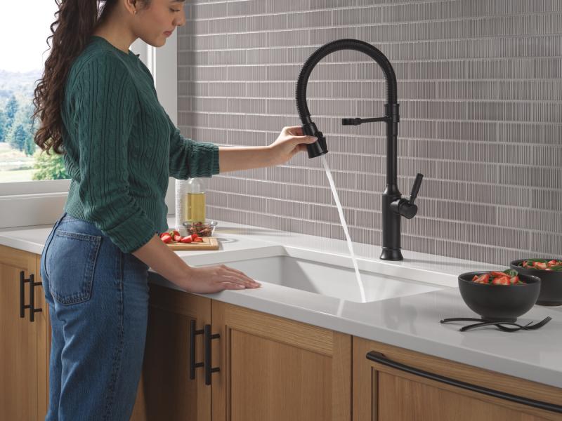 DELTA Renaldi Single-Handle Pull-Down Spring Kitchen Faucet — Matte Black