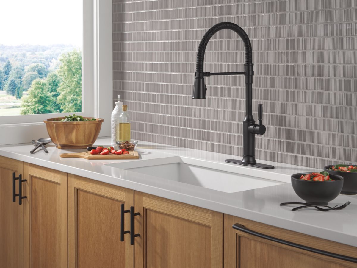DELTA Renaldi Single-Handle Pull-Down Spring Kitchen Faucet — Matte Black