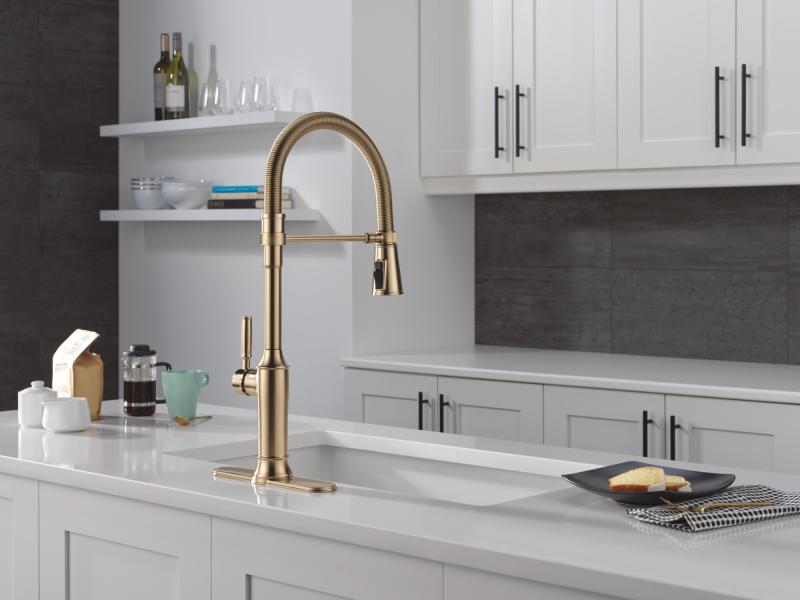 DELTA Renaldi Single-Handle Pull-Down Spring Kitchen Faucet — Lumicoat® Champagne Bronze