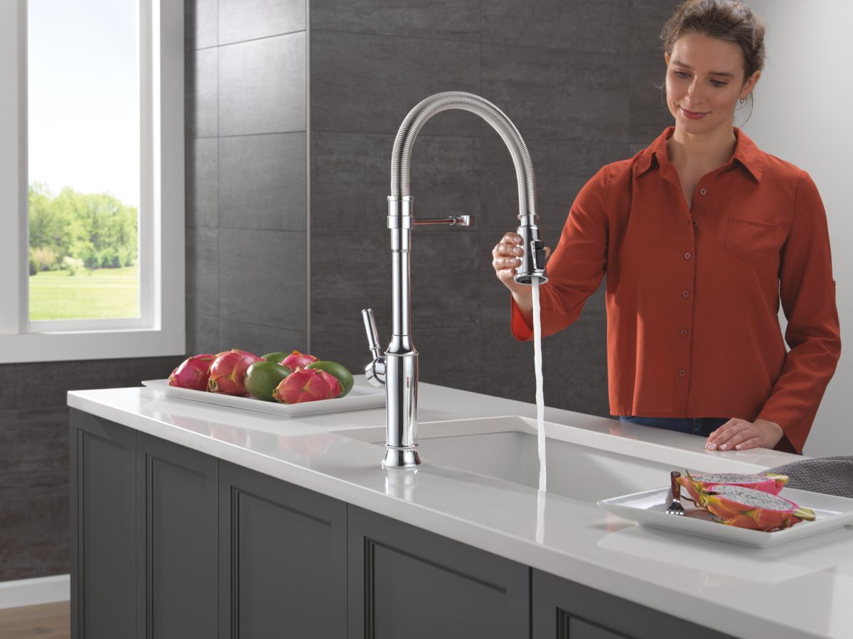 DELTA Renaldi Single-Handle Pull-Down Spring Kitchen Faucet — Lumicoat® Chrome