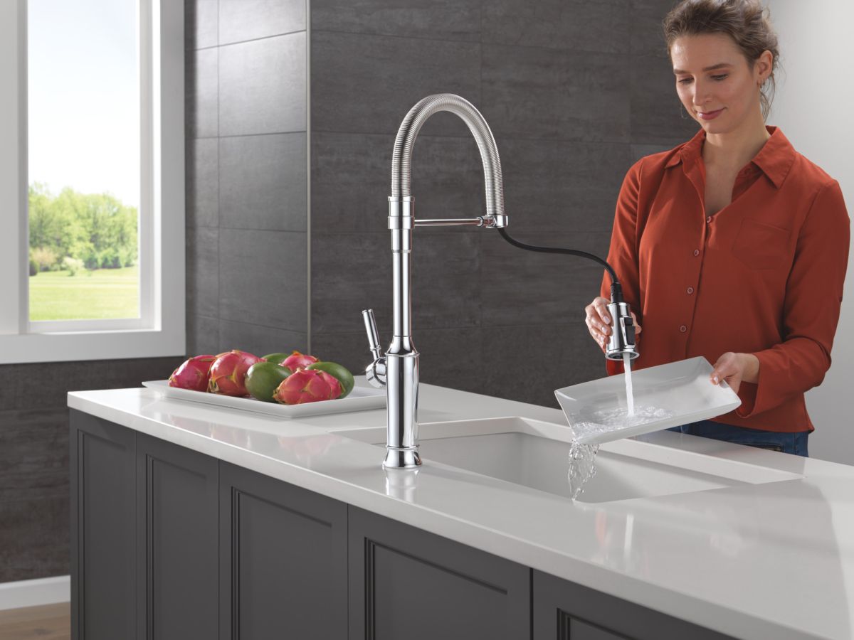 DELTA Renaldi Single-Handle Pull-Down Spring Kitchen Faucet — Lumicoat® Chrome
