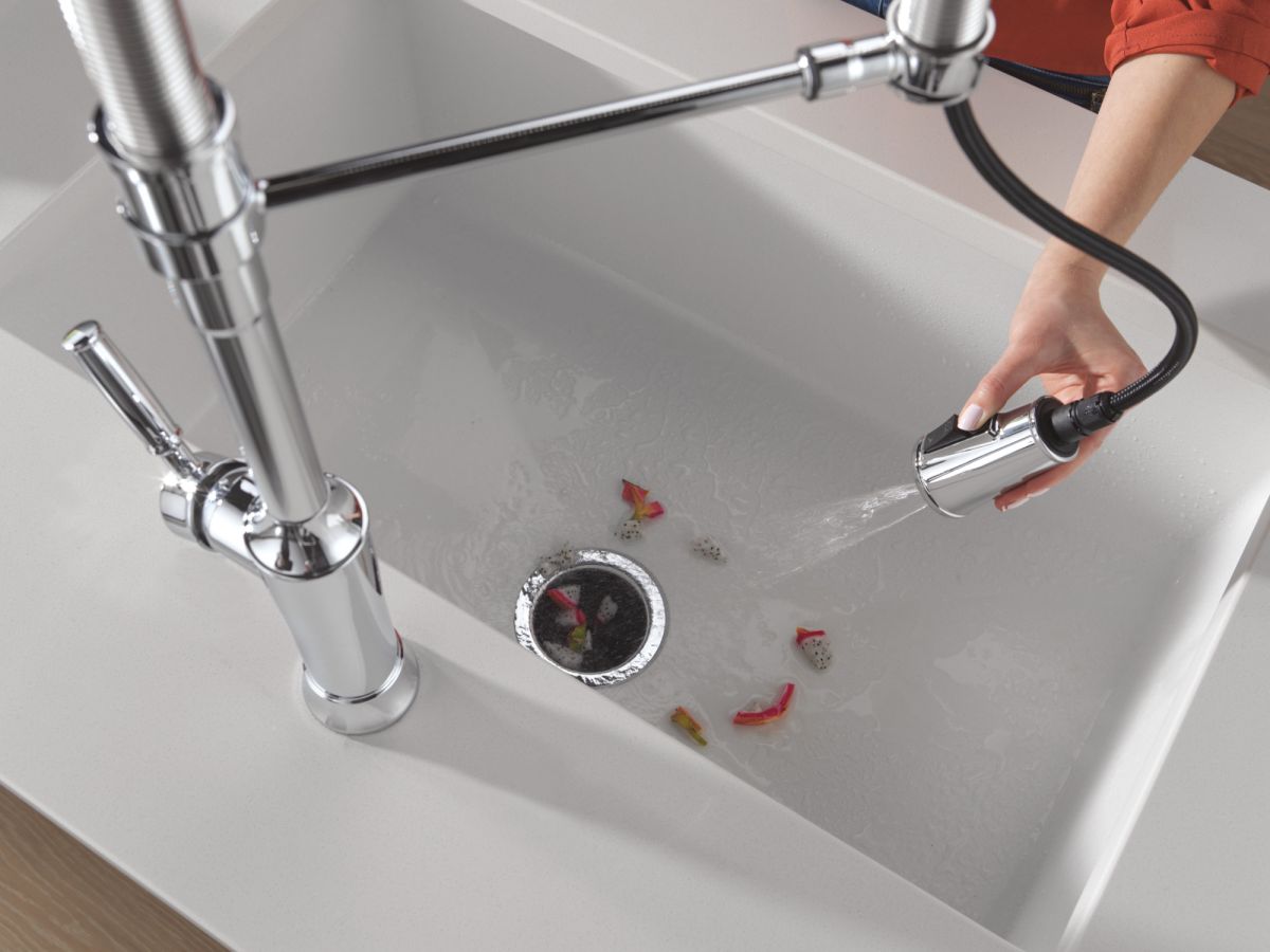DELTA Renaldi Single-Handle Pull-Down Spring Kitchen Faucet — Lumicoat® Chrome