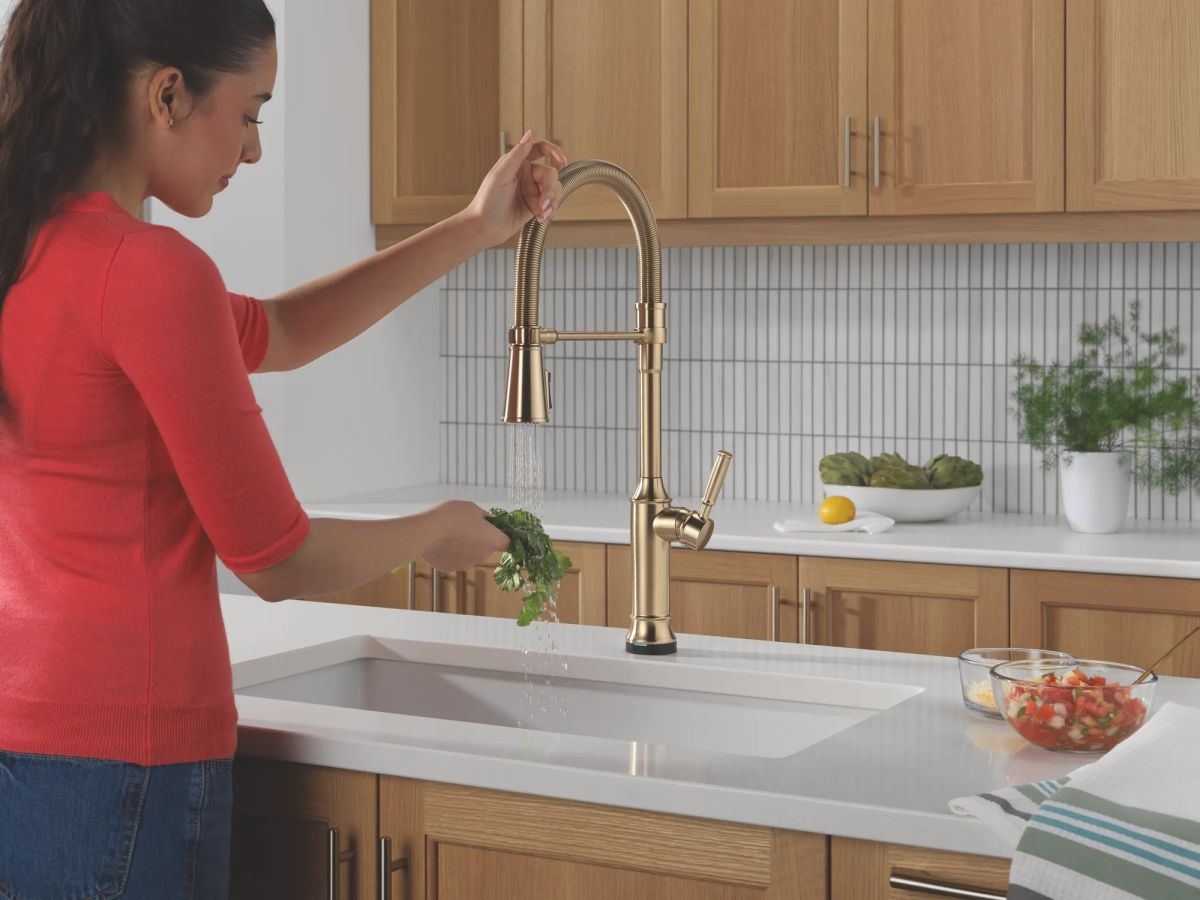 DELTA Renaldi Touch2O Technology Kitchen Faucet with Touchless Technology — Lumicoat® Champagne Bronze