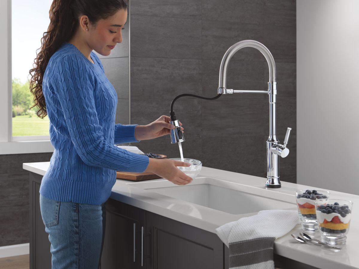 DELTA Renaldi Touch2O Technology Kitchen Faucet with Touchless Technology — Lumicoat® Chrome