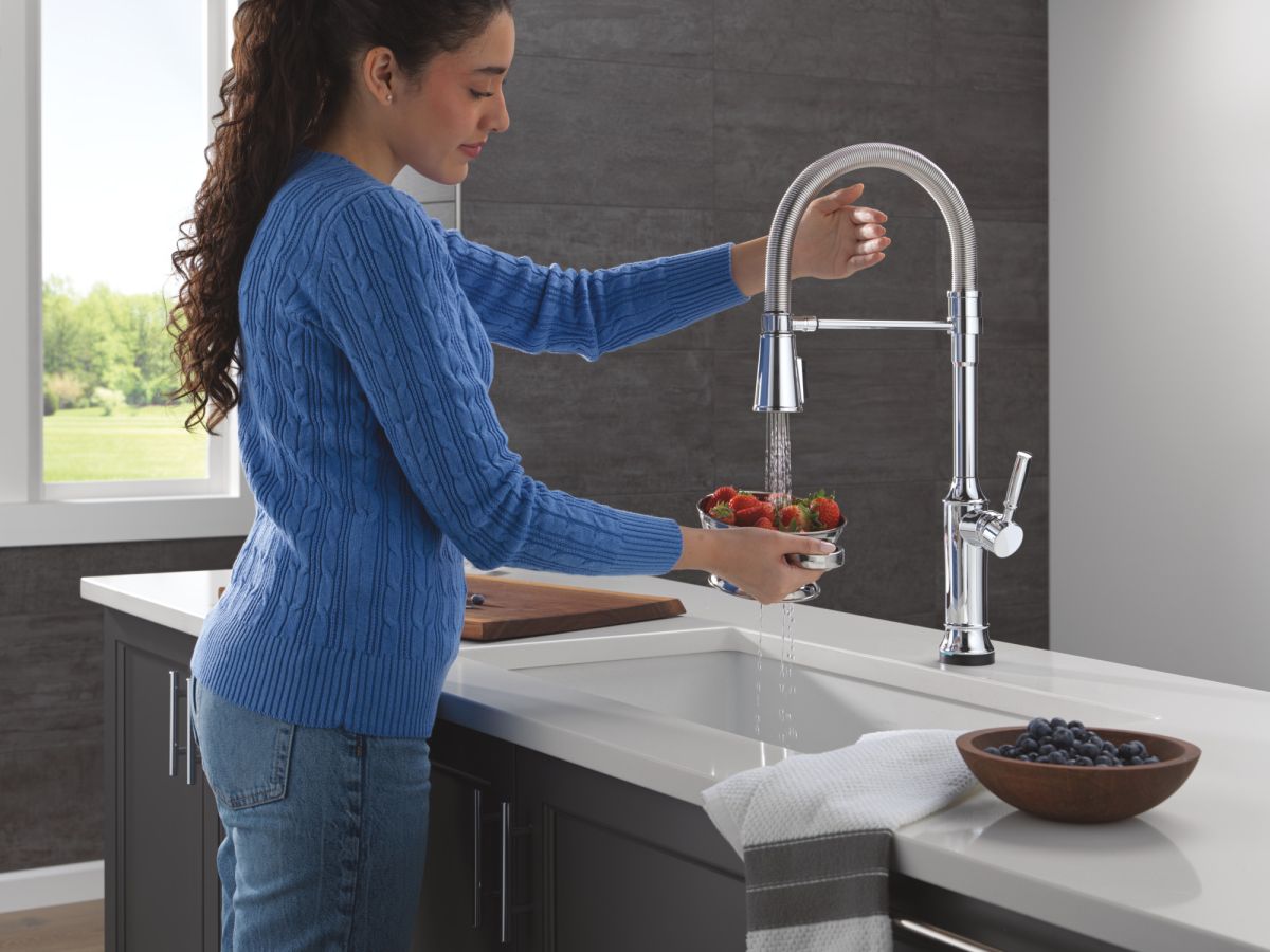 DELTA Renaldi Touch2O Technology Kitchen Faucet with Touchless Technology — Lumicoat® Chrome