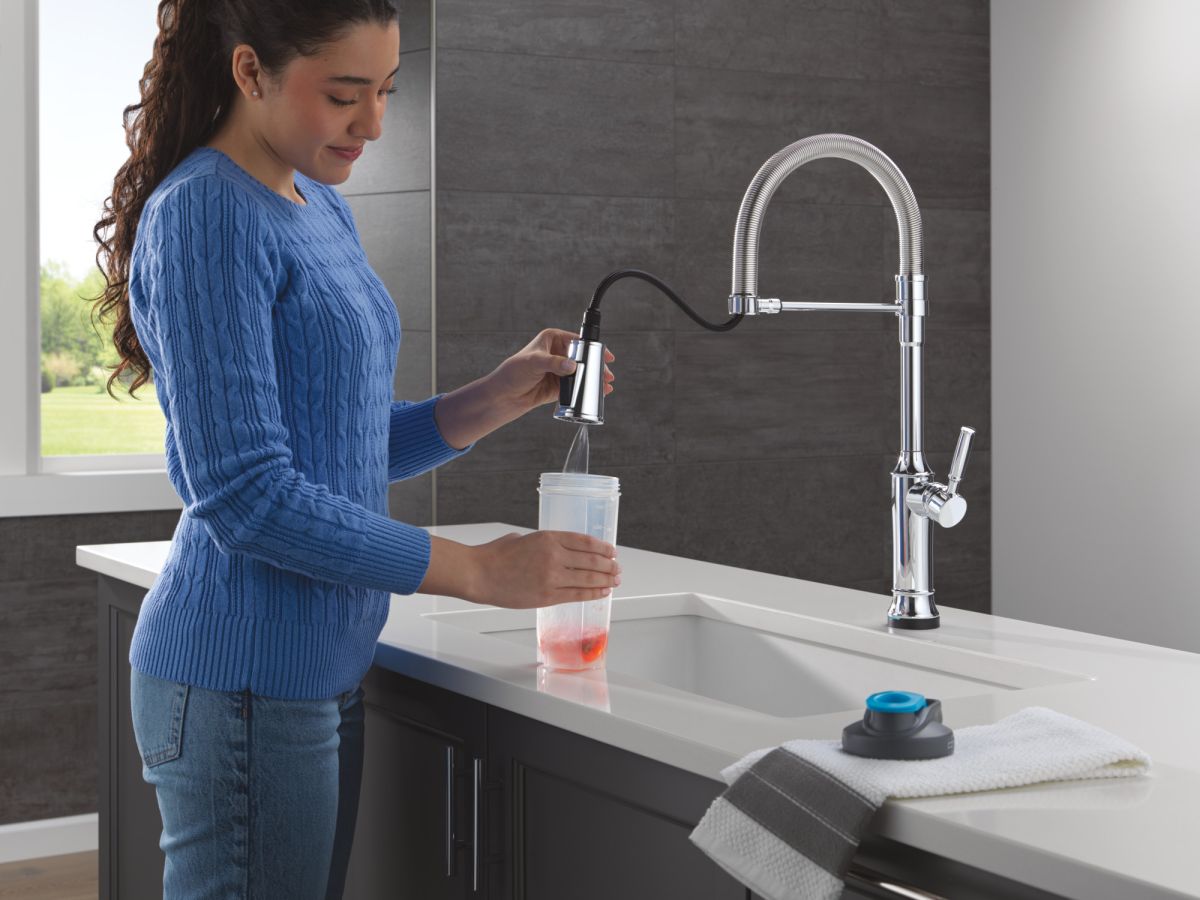 DELTA Renaldi Touch2O Technology Kitchen Faucet with Touchless Technology — Lumicoat® Chrome