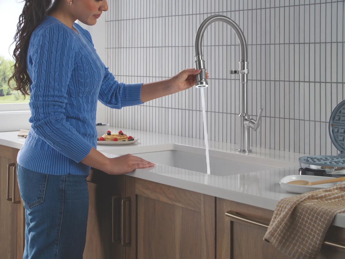 DELTA Cordova Single Handle Pull-Down Kitchen Faucet With Spring Spout — Lumicoat® Arctic Stainless