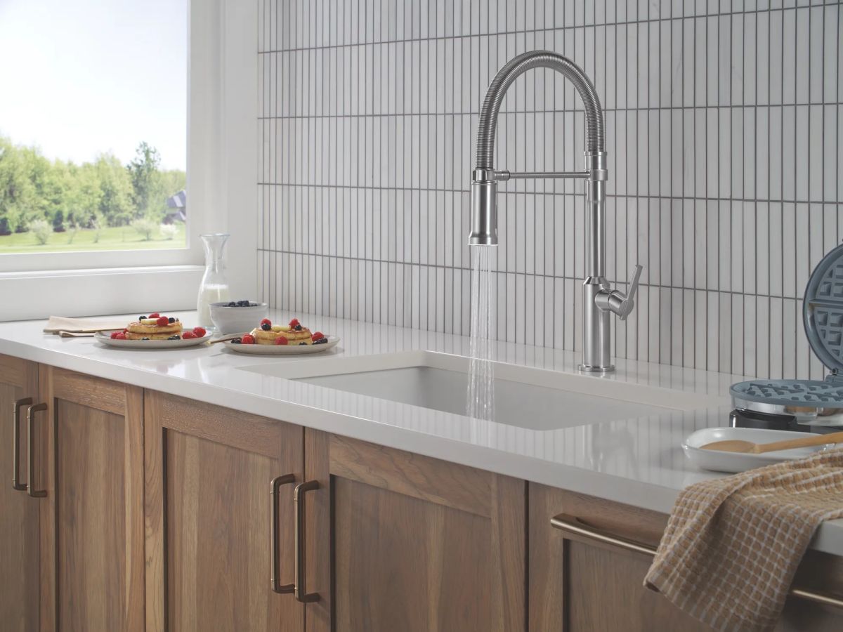 DELTA Cordova Single Handle Pull-Down Kitchen Faucet With Spring Spout — Lumicoat® Arctic Stainless