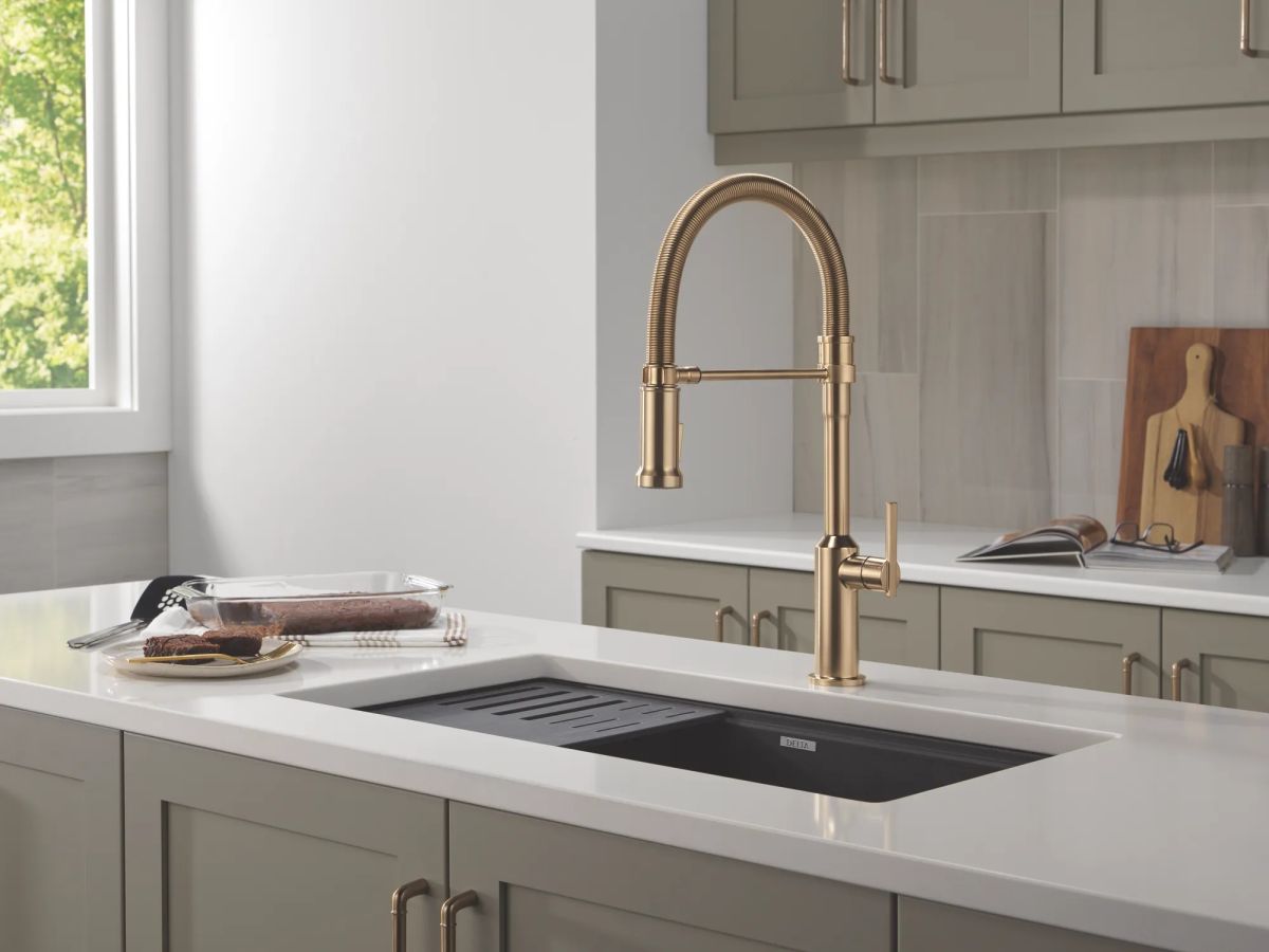 DELTA Cordova Single Handle Pull-Down Kitchen Faucet With Spring Spout — Lumicoat® Champagne Bronze