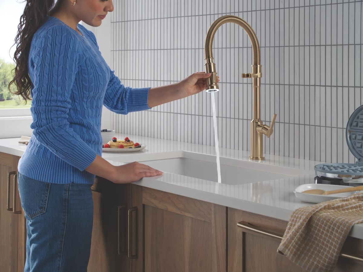 DELTA Cordova Single Handle Pull-Down Kitchen Faucet With Spring Spout — Lumicoat® Champagne Bronze
