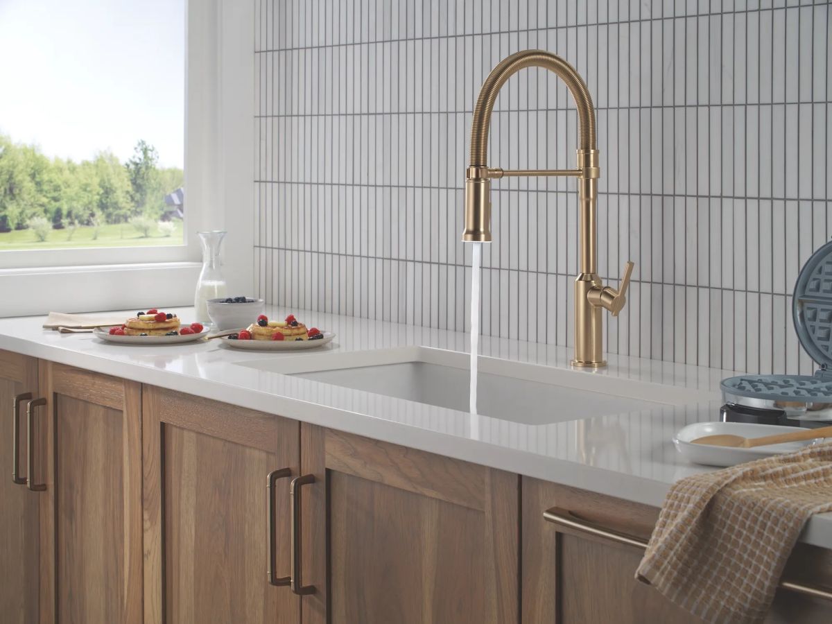 DELTA Cordova Single Handle Pull-Down Kitchen Faucet With Spring Spout — Lumicoat® Champagne Bronze