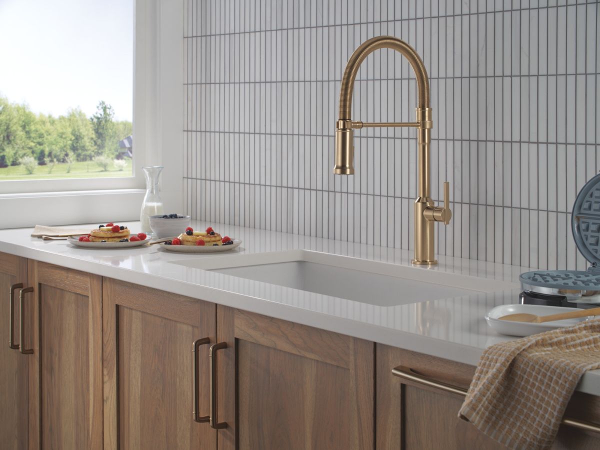 DELTA Cordova Single Handle Pull-Down Kitchen Faucet With Spring Spout — Lumicoat® Champagne Bronze