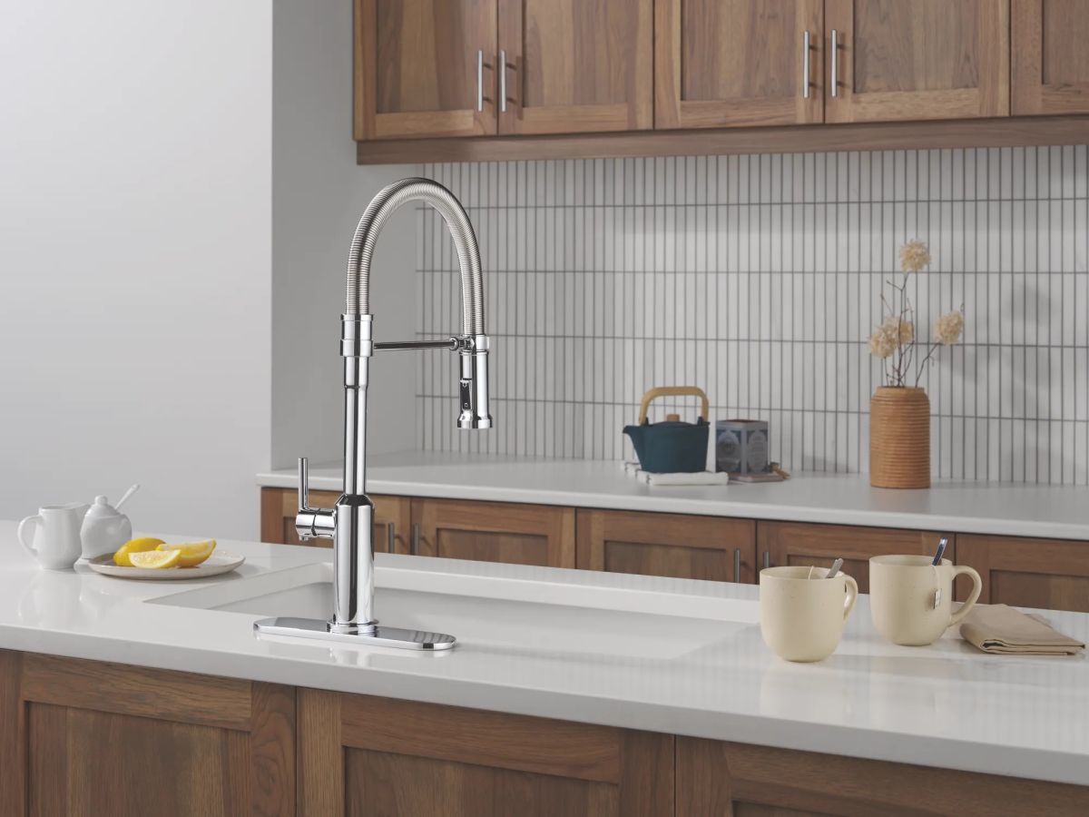 DELTA Cordova Single Handle Pull-Down Kitchen Faucet With Spring Spout — Lumicoat® Chrome