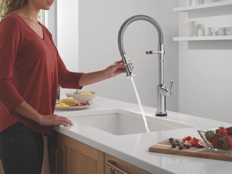 DELTA Cordova Touch2O Technology Kitchen Faucet with Touchless Technology — Lumicoat® Arctic Stainless