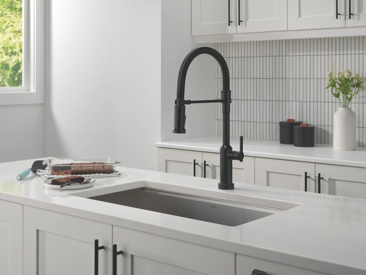 DELTA Cordova Touch2O Technology Kitchen Faucet with Touchless Technology — Matte Black