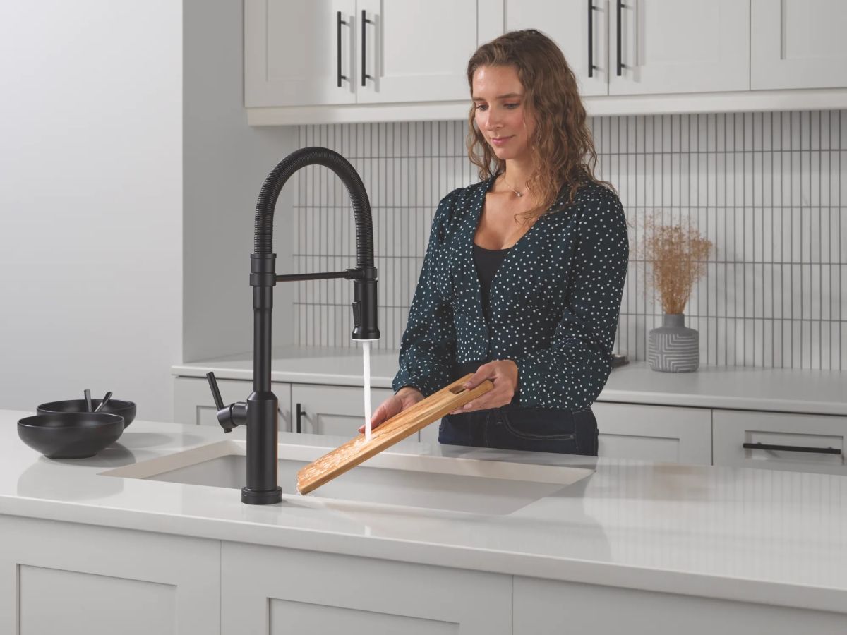 DELTA Cordova Touch2O Technology Kitchen Faucet with Touchless Technology — Matte Black