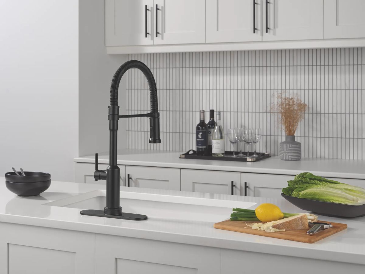 DELTA Cordova Touch2O Technology Kitchen Faucet with Touchless Technology — Matte Black