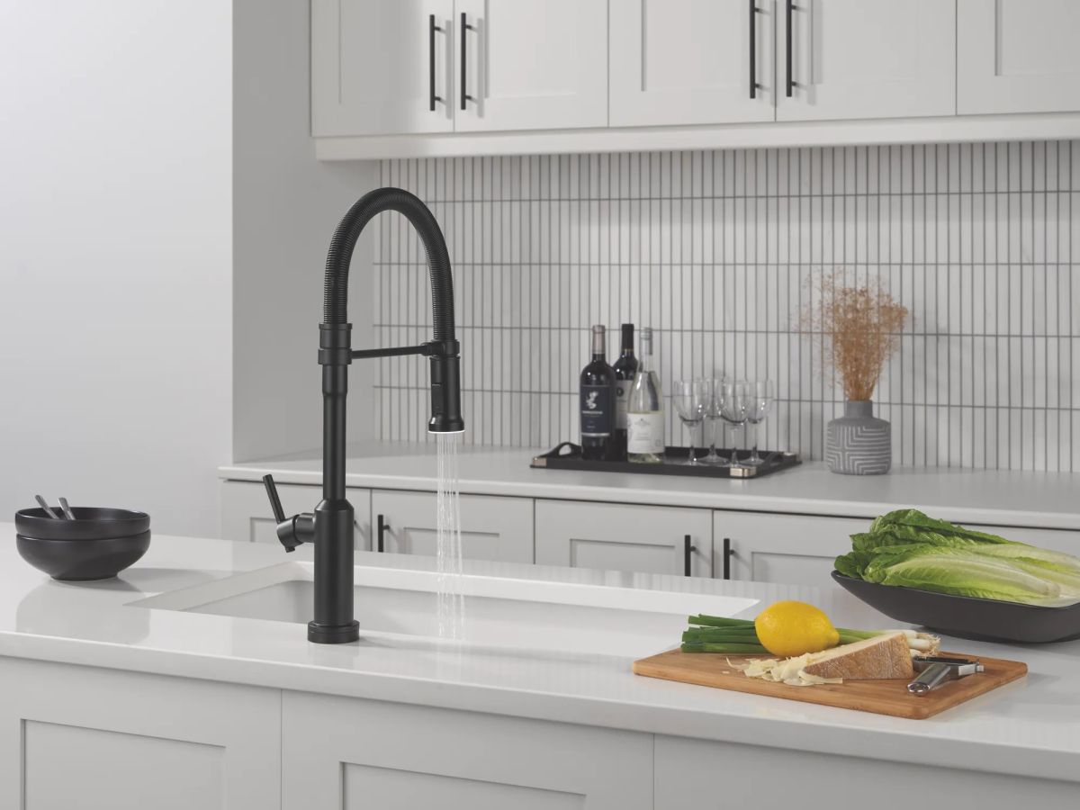 DELTA Cordova Touch2O Technology Kitchen Faucet with Touchless Technology — Matte Black