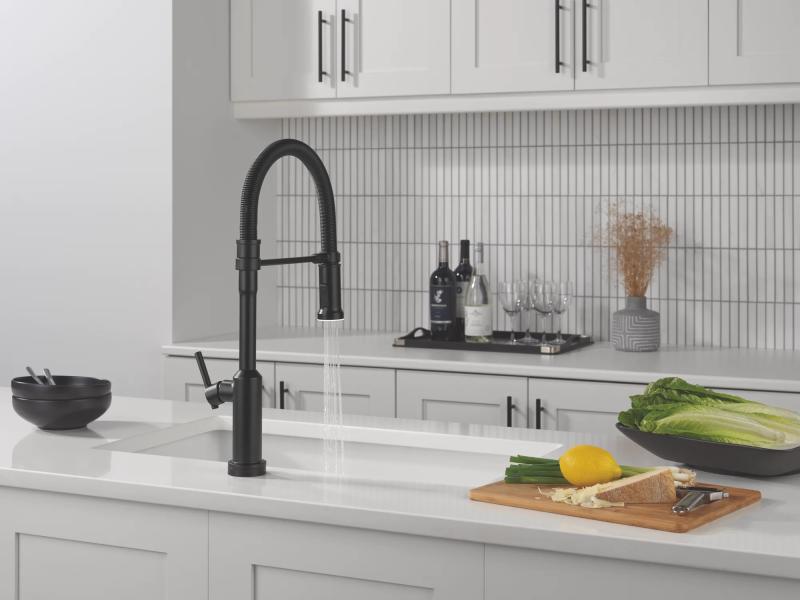 DELTA Cordova Touch2O Technology Kitchen Faucet with Touchless Technology — Matte Black