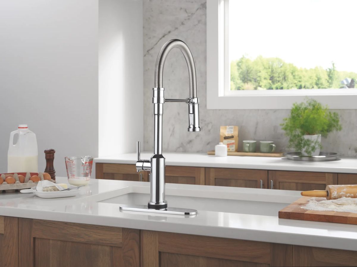 DELTA Cordova Touch2O Technology Kitchen Faucet with Touchless Technology — Lumicoat® Chrome