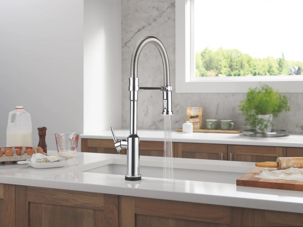 DELTA Cordova Touch2O Technology Kitchen Faucet with Touchless Technology — Lumicoat® Chrome