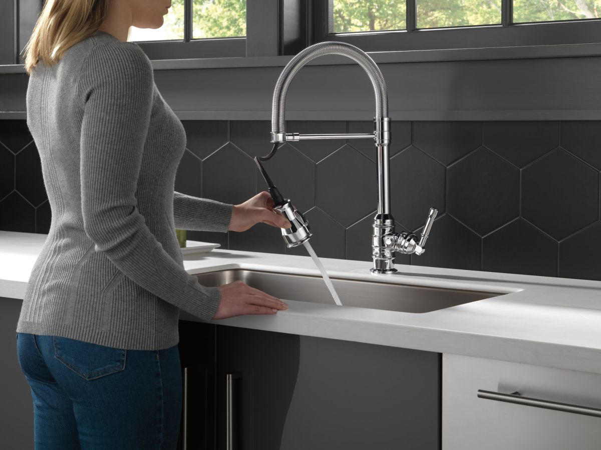 DELTA Broderick Single Handle Pull-Down Kitchen Faucet With Spring Spout — Chrome
