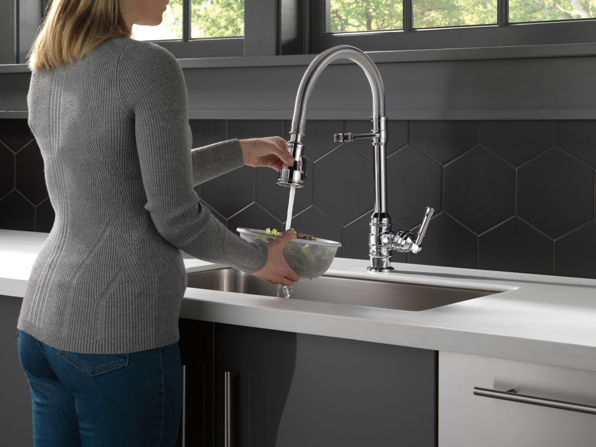 DELTA Broderick Single Handle Pull-Down Kitchen Faucet With Spring Spout — Chrome