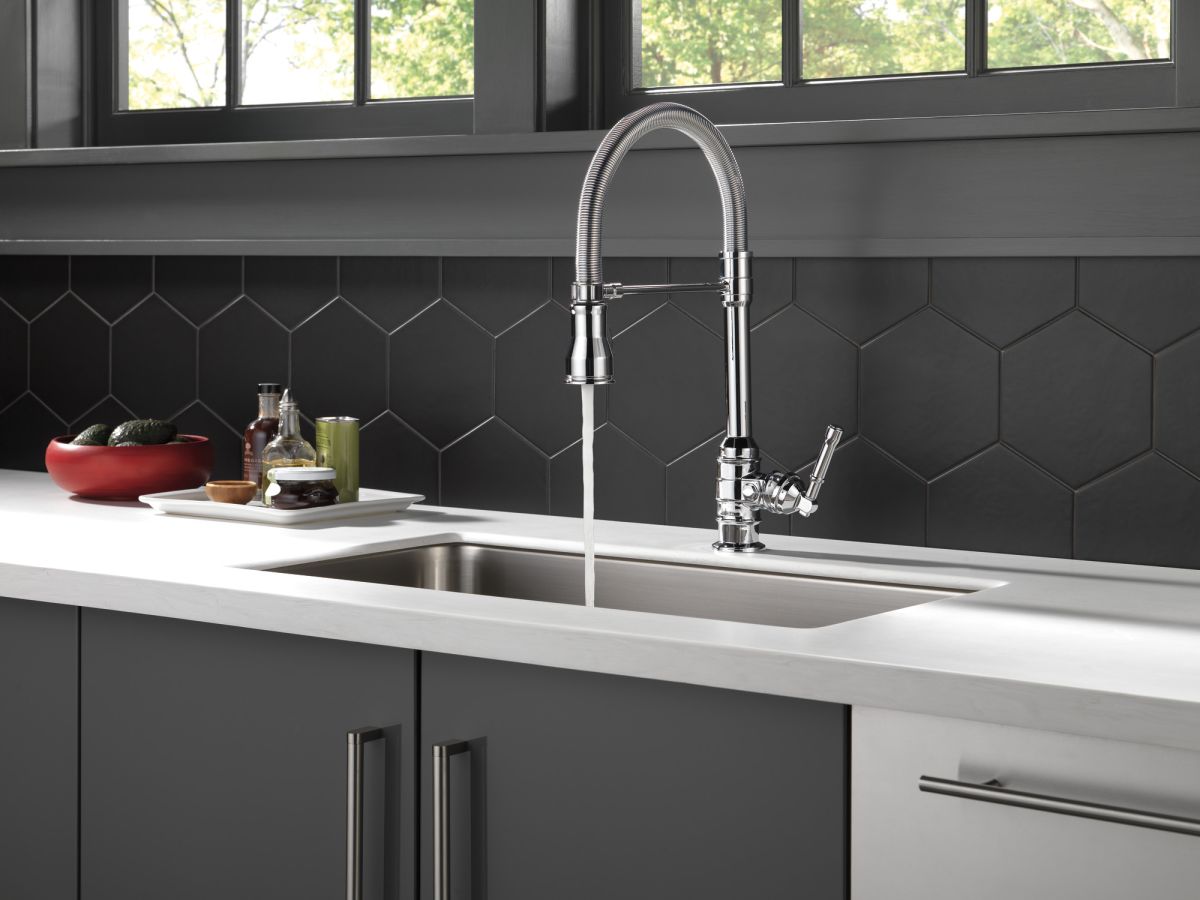 DELTA Broderick Single Handle Pull-Down Kitchen Faucet With Spring Spout — Chrome