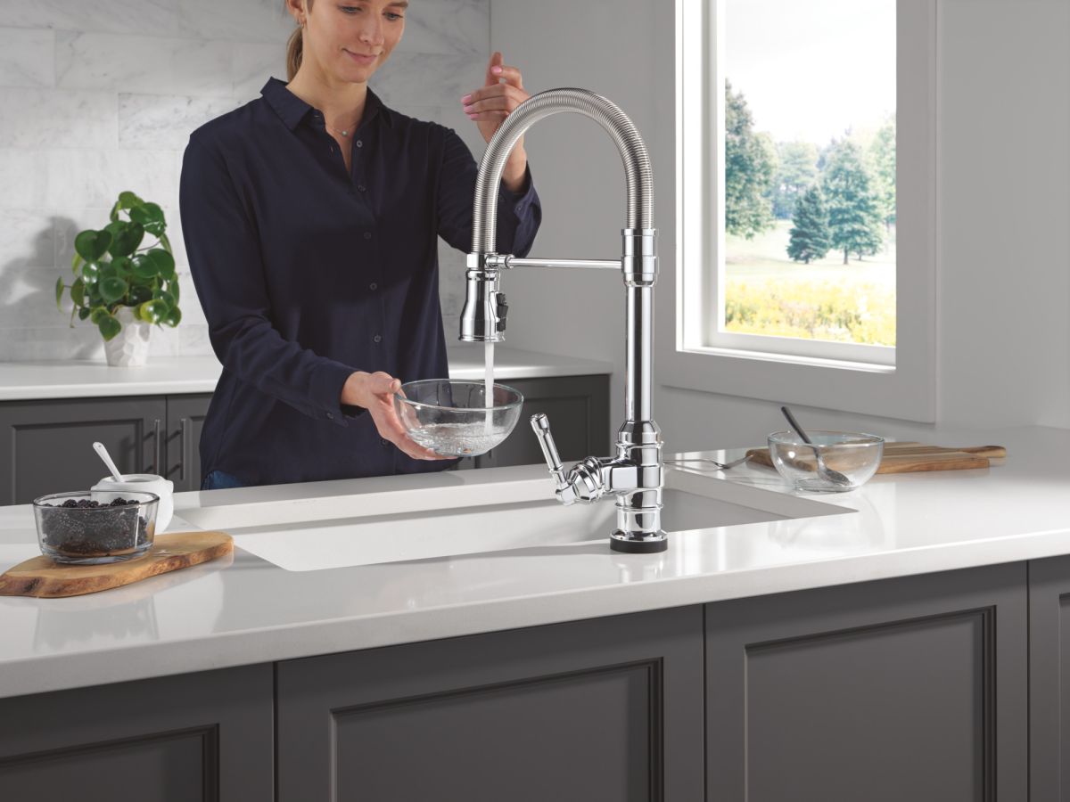 DELTA Broderick Touch2O Technology Kitchen Faucet with Touchless Technology — Chrome