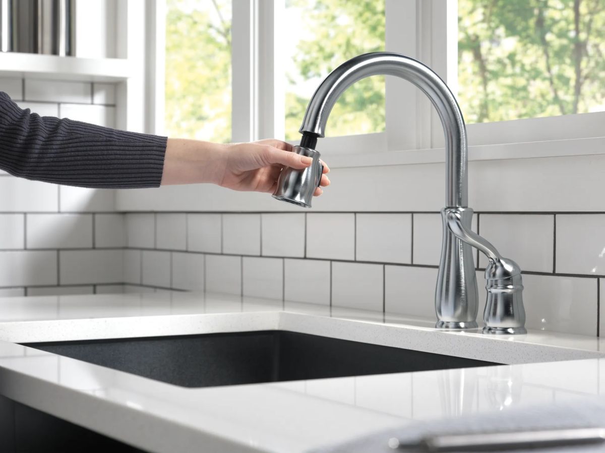 DELTA Leland Single Handle Pull-Down Kitchen Faucet — Arctic Stainless