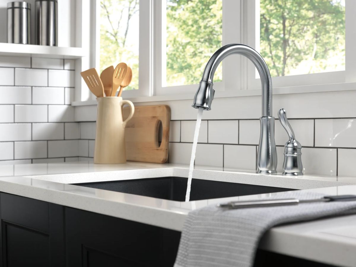 DELTA Leland Single Handle Pull-Down Kitchen Faucet — Arctic Stainless